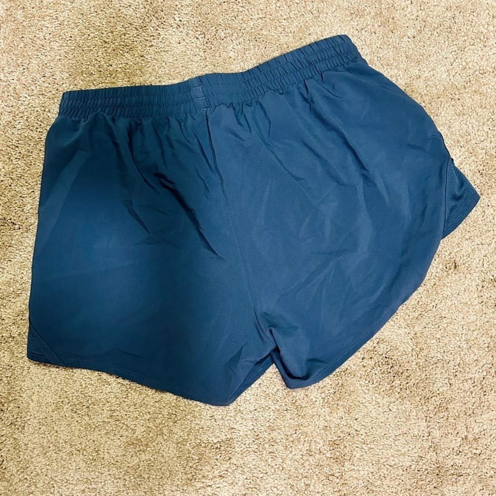 Under Armour Women's Gray Athletic Shorts Size Small NWOT Workout Running - Picture 4 of 4
